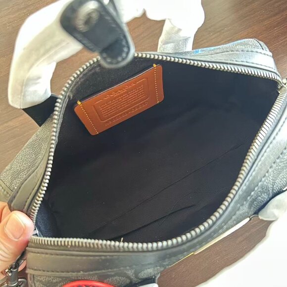 Coach men's pillow bag, size 24 x 14 x 11cm - Picture 7 of 8